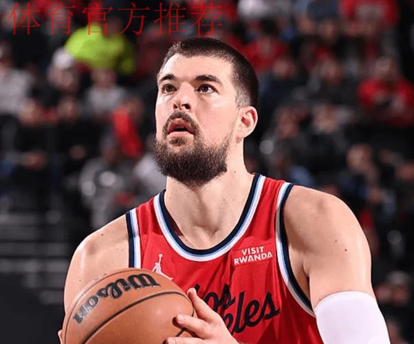 伊维察-祖巴茨半场出战17分钟，3投2中得到4分7篮板