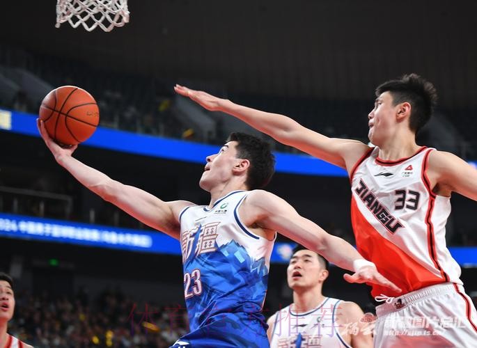 新疆男篮总结比赛：攻防两端发挥出色，球队主场战胜江苏